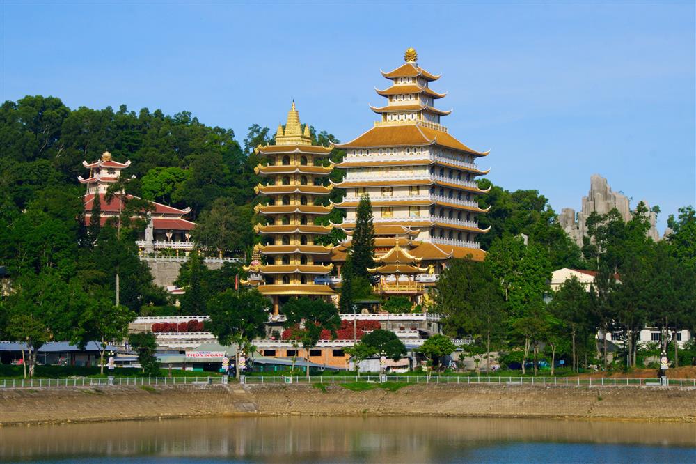 Vẻ đẹp trầm mặc, linh thiêng của núi Cấm.